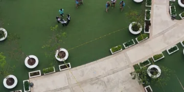 Menor francesa fallecida en Puerto Cancún; investigan caída desde torre residencial