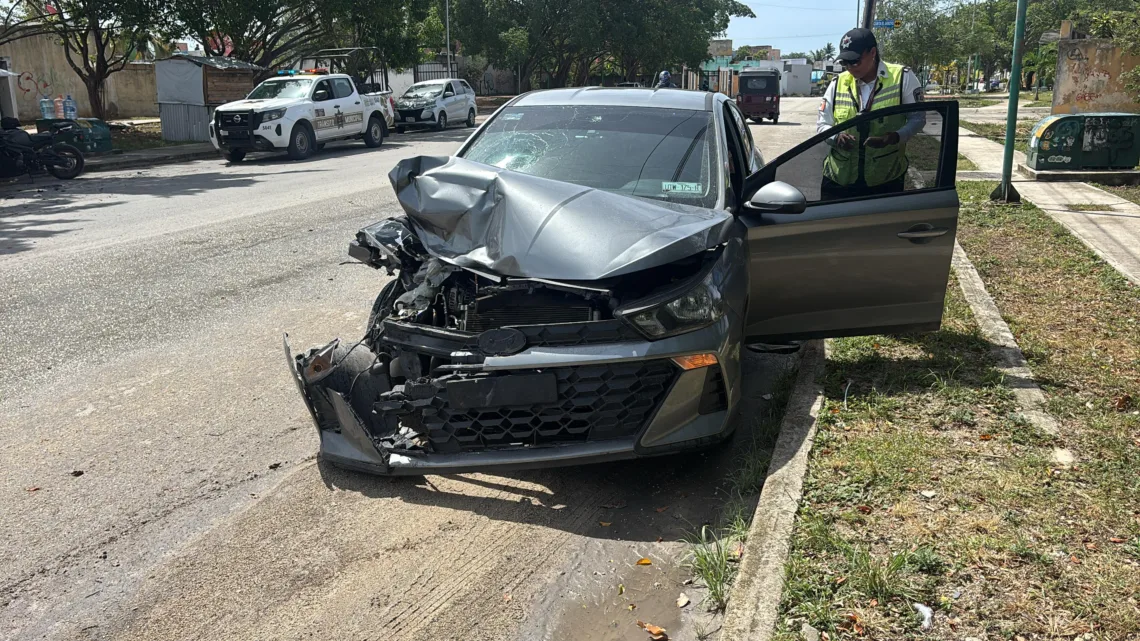 Dos vehículos terminan destrozados en la SM 202 en Cancún