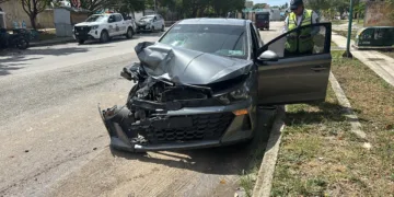 Dos vehículos terminan destrozados en la SM 202 en Cancún
