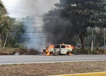 Taxi arde en la carretera 307 rumbo a Playa del Carmen