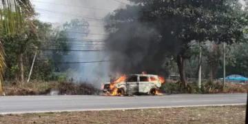 Taxi arde en la carretera 307 rumbo a Playa del Carmen