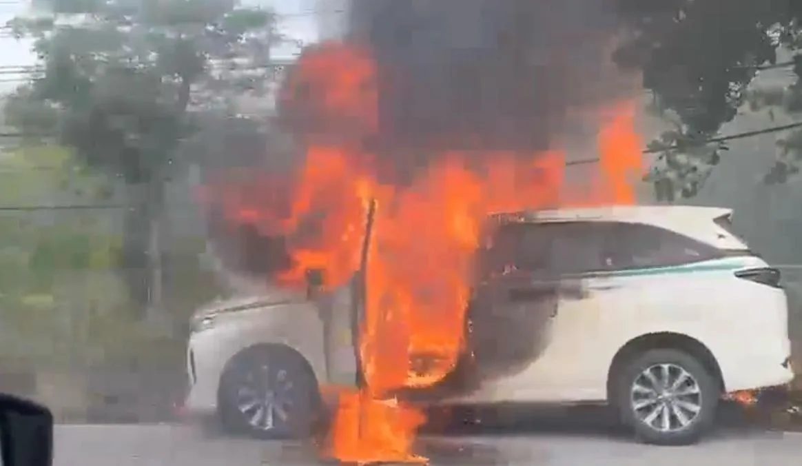 Taxi arde en la carretera 307 rumbo a Playa del Carmen
