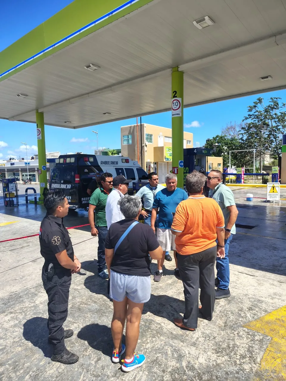 Accidente en gasolinera de Cancún provoca intensa movilización de cuerpos de emergencia
