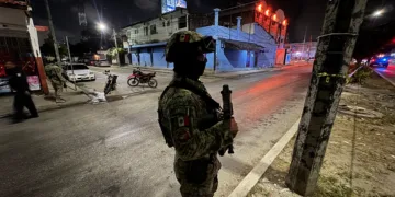 Ataque armado deja a un hombre herido tras salir de un bar en la Región 100 en Cancún
