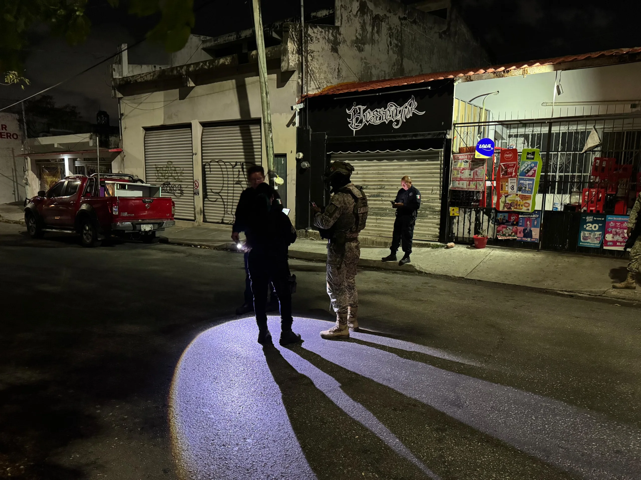 Ataque armado deja a un hombre herido tras salir de un bar en la Región 100 en Cancún