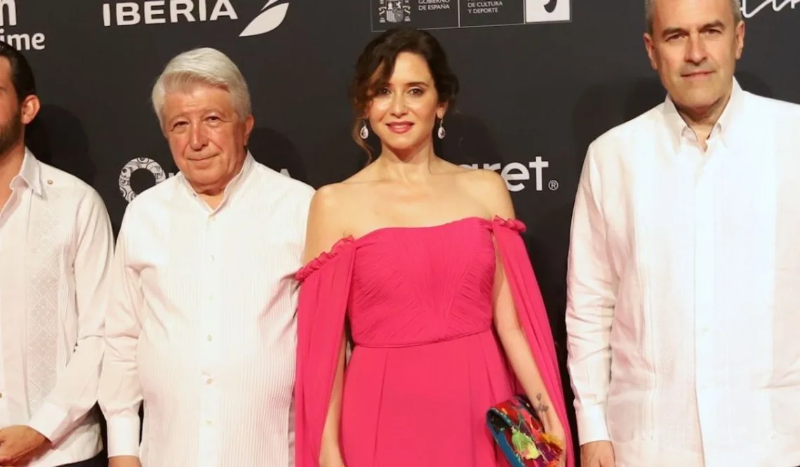 Isabel Díaz Ayuso y los Premios Platino: de icono de la alfombra roja al choque político que marca su ausencia en Xcaret 2026