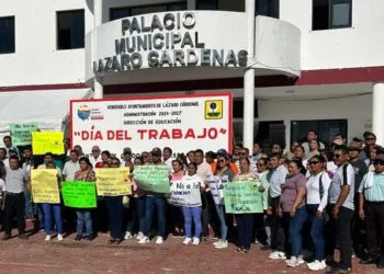 Abuchean a Nivardo Mena: denuncian deuda millonaria a trabajadores