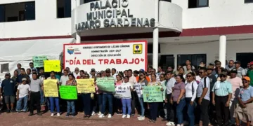 Abuchean a Nivardo Mena: denuncian deuda millonaria a trabajadores