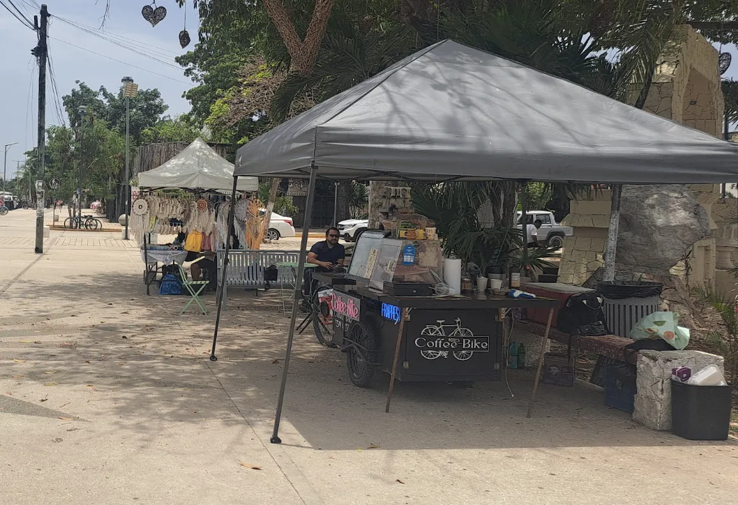 Buscan reubicar a tianguistas en espacios fijos de Tulum