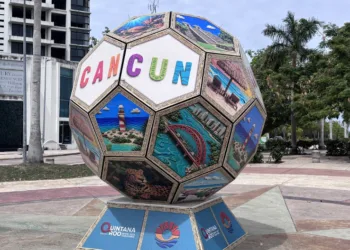 Cancún se Mundializa: Instalan balones gigantes para vivir la Copa del Mundo 2026