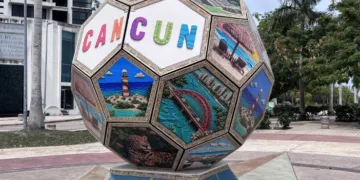 Cancún se Mundializa: Instalan balones gigantes para vivir la Copa del Mundo 2026