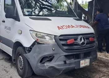 Ambulancia y motocicleta chocan en cruce de Satélite y Polar; dos personas resultan lesionadas
