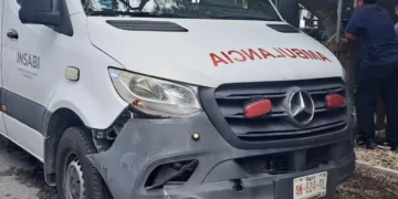 Ambulancia y motocicleta chocan en cruce de Satélite y Polar; dos personas resultan lesionadas