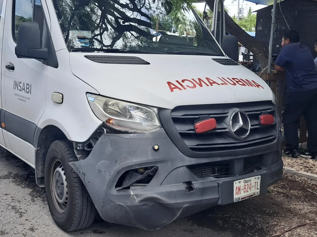 Ambulancia y motocicleta chocan en cruce de Satélite y Polar; dos personas resultan lesionadas