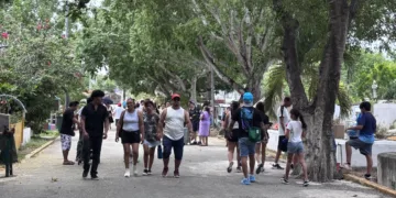 “Es un buen tipo mi viejo”: entre flores y recuerdos, cientos honran a papá en Los Olivos