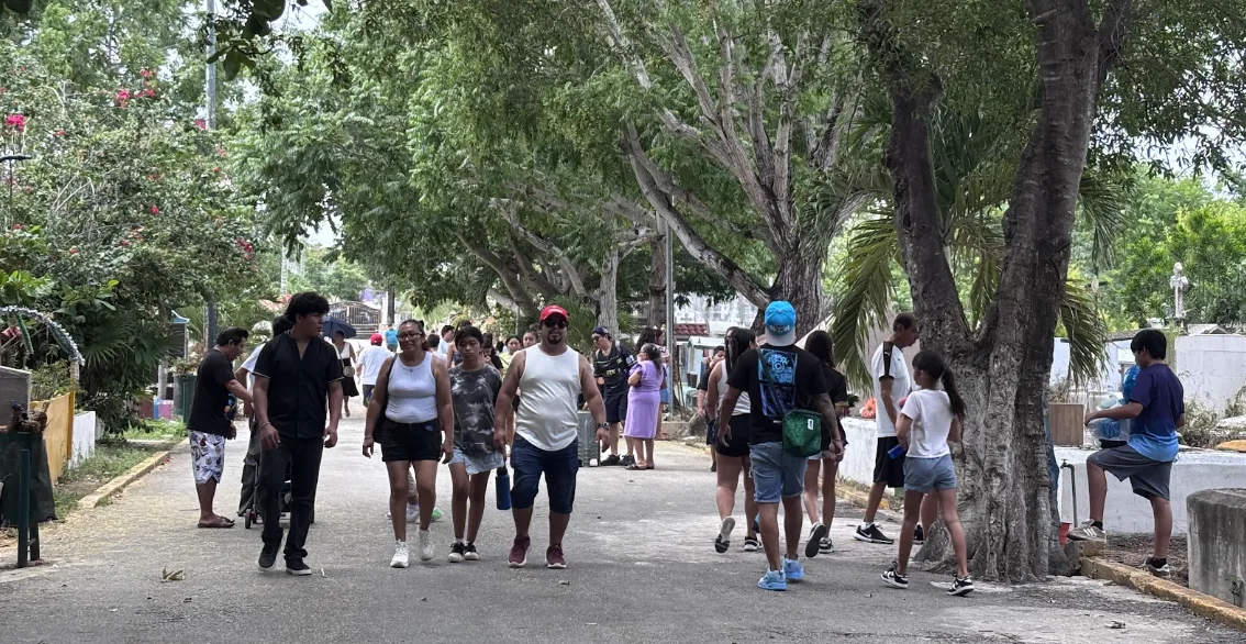 “Es un buen tipo mi viejo”: entre flores y recuerdos, cientos honran a papá en Los Olivos