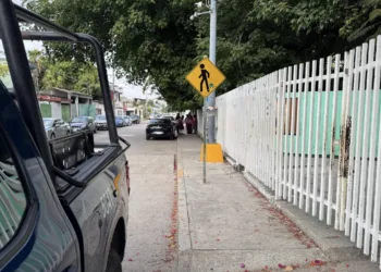 Movilizan autoridades y paramédicos en secundaria de Cancún por incidente entre estudiantes