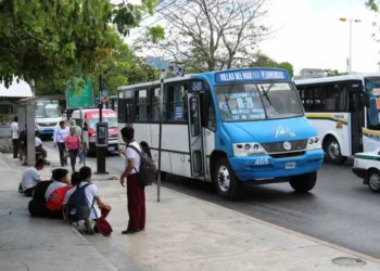 Federación estudiantil abre nueva convocatoria de becas de transporte para mil alumnos en Cancún