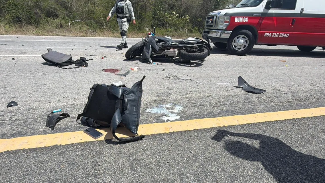 Motociclistas resultan gravemente heridos tras accidente en la carretera Tulum–Playa del Carmen