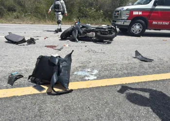 Motociclistas resultan gravemente heridos tras accidente en la carretera Tulum–Playa del Carmen