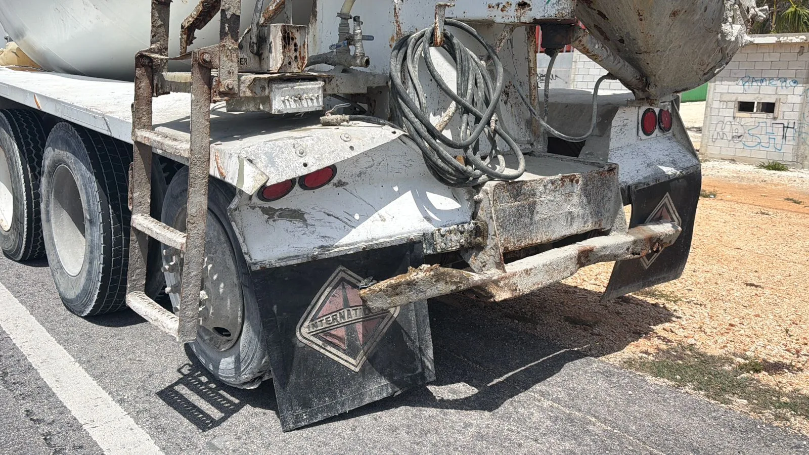 Motociclistas resultan gravemente heridos tras accidente en la carretera Tulum–Playa del Carmen