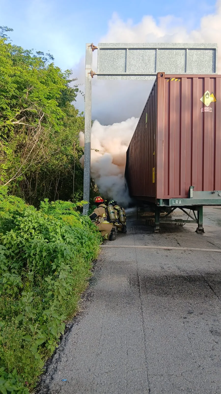 Controlan incendio de contenedor con químicos en acceso a Cobá