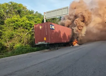 Controlan incendio de contenedor con químicos en acceso a Cobá