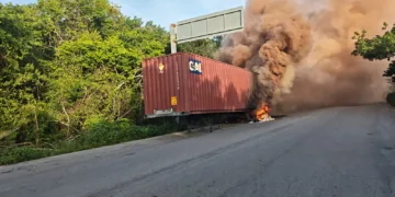 Controlan incendio de contenedor con químicos en acceso a Cobá
