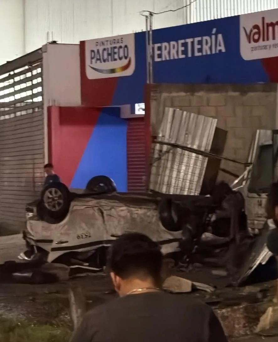 Volcadura deja daños a terceros en la región 233 en Cancún
