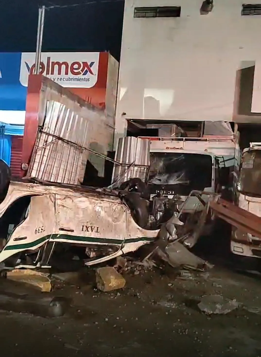 Volcadura deja daños a terceros en la región 233 en Cancún