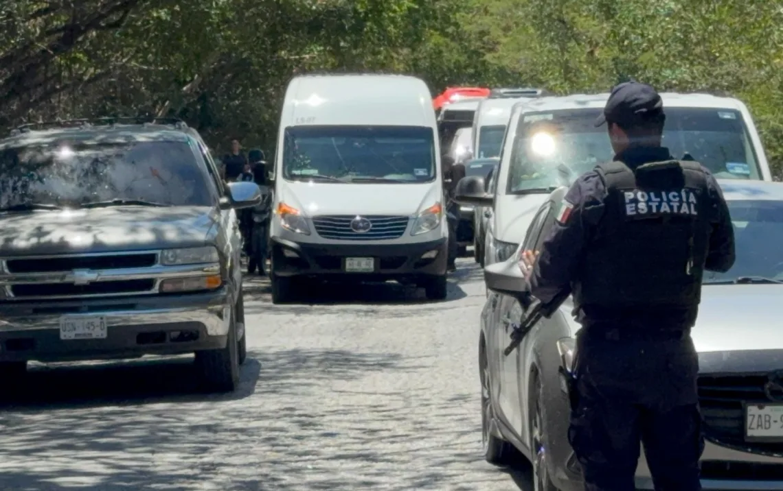 Movilizan a policías tras hombres armados en camioneta en Bonfil