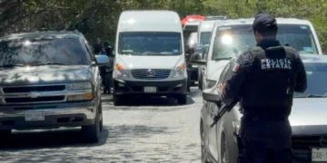 Movilizan a policías tras hombres armados en camioneta en Bonfil