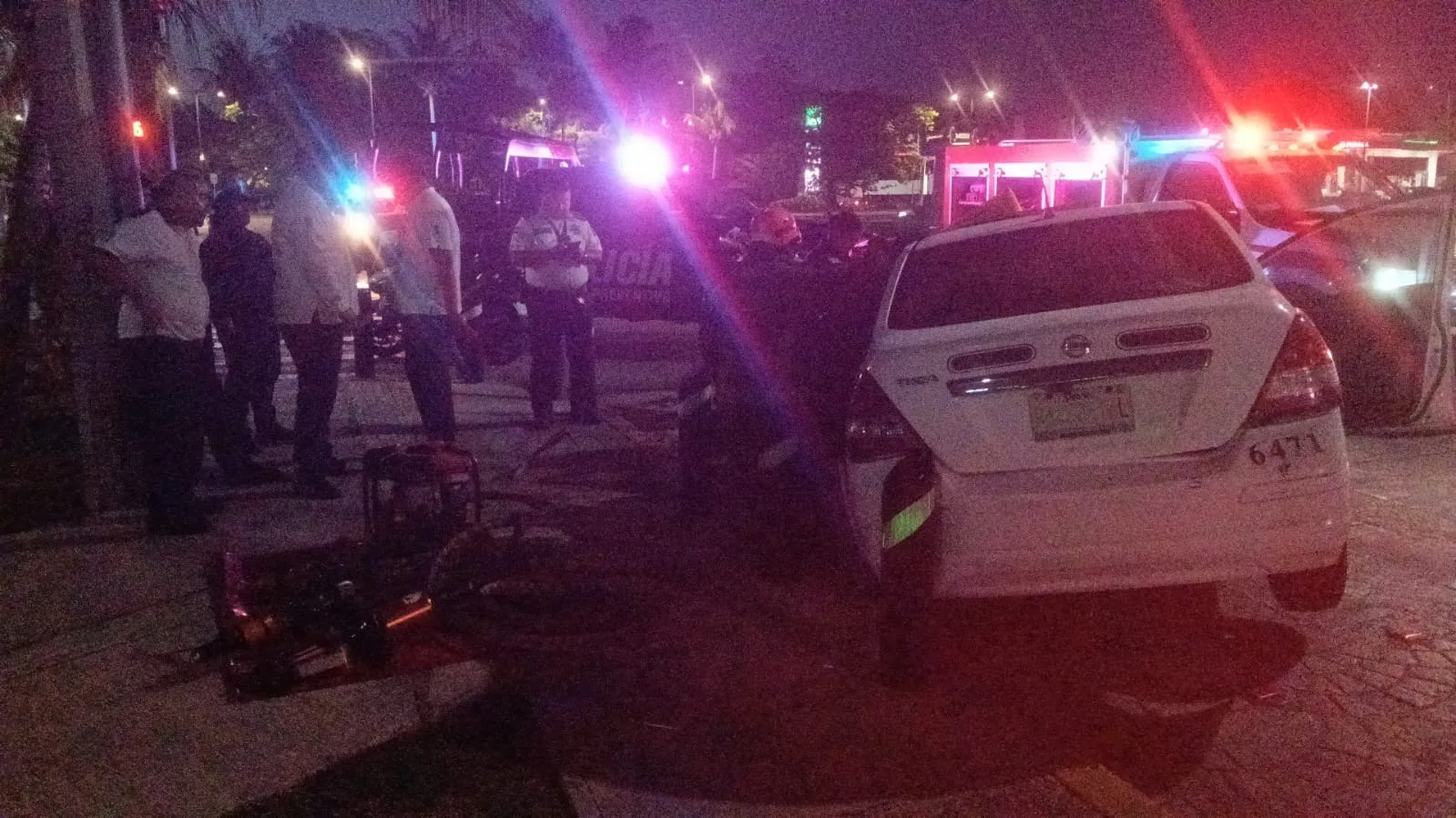 Rescatan a taxista atrapado tras impacto contra barrera vial en la Bonampak