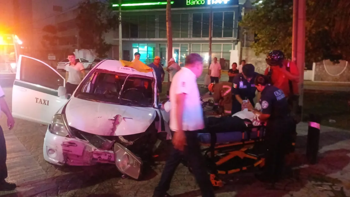 Rescatan a taxista atrapado tras impacto contra barrera vial en la Bonampak