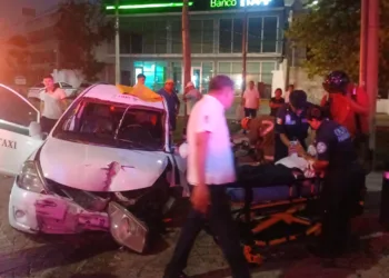 Rescatan a taxista atrapado tras impacto contra barrera vial en la Bonampak