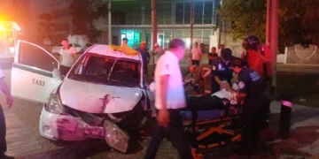 Rescatan a taxista atrapado tras impacto contra barrera vial en la Bonampak