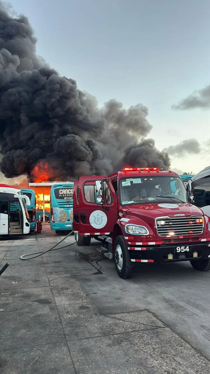 Investigan si incendio que consumió autobuses en encierro de Del Valle fue accidente o acto provocado