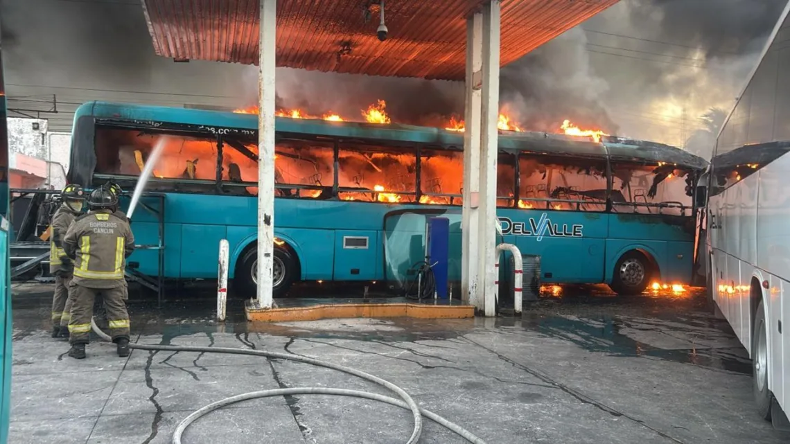 Investigan si incendio que consumió autobuses en encierro de Del Valle fue accidente o acto provocado