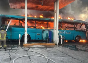 Investigan si incendio que consumió autobuses en encierro de Del Valle fue accidente o acto provocado