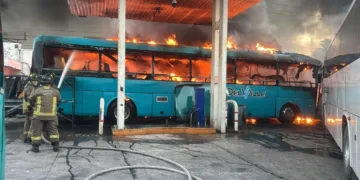 Investigan si incendio que consumió autobuses en encierro de Del Valle fue accidente o acto provocado