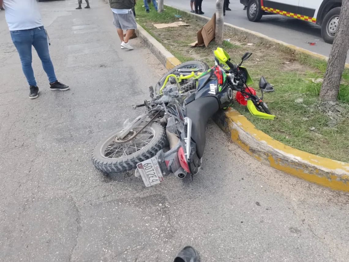 Bebé entre los lesionados tras accidente entre camioneta y motocicleta en avenida Rancho Viejo