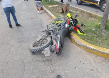 Bebé entre los lesionados tras accidente entre camioneta y motocicleta en avenida Rancho Viejo