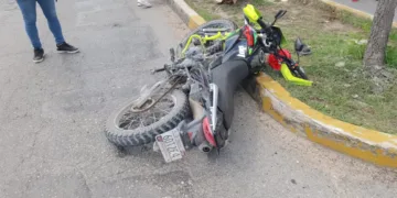 Bebé entre los lesionados tras accidente entre camioneta y motocicleta en avenida Rancho Viejo