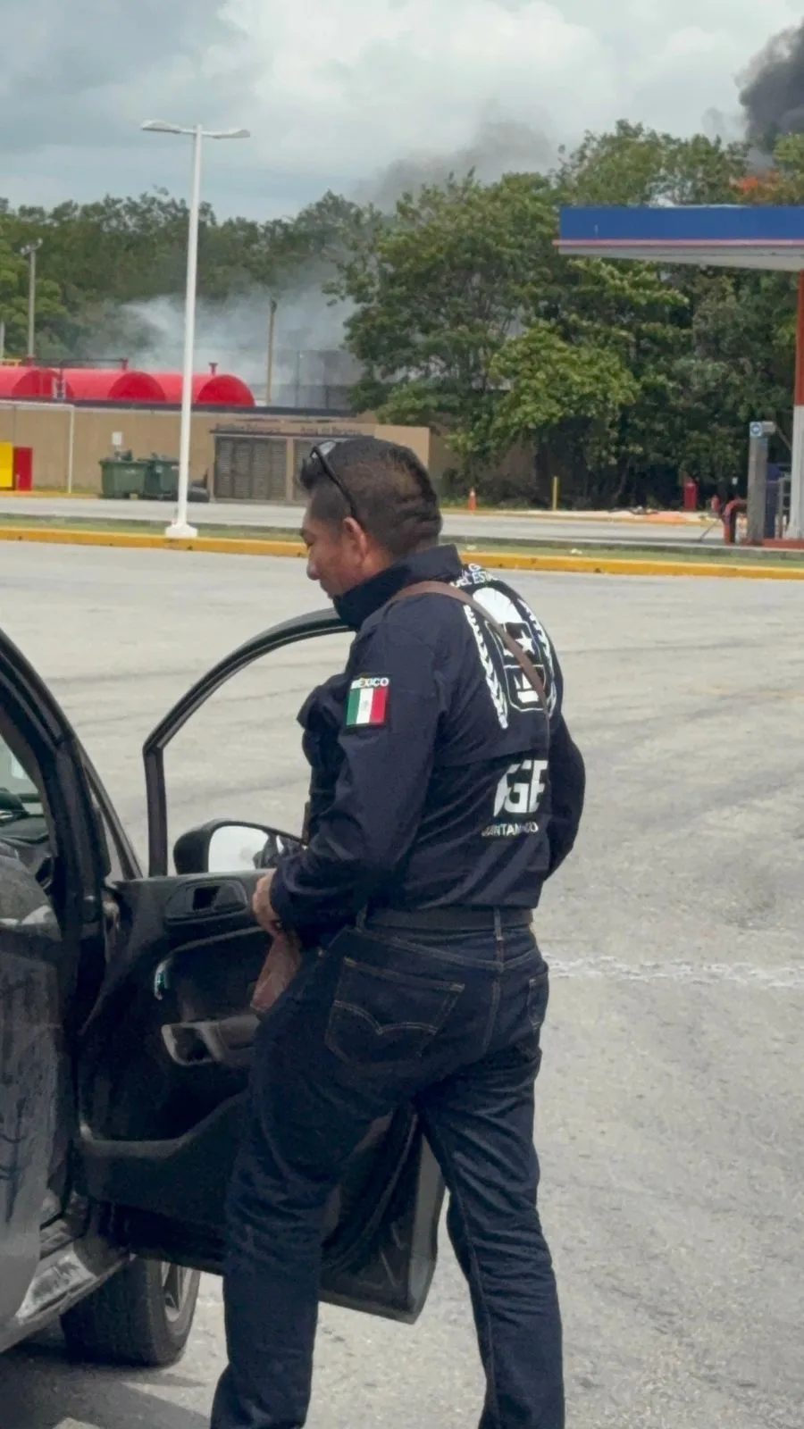 Tres posibles personas intoxicadas en bodega de deshechos peligro origina voraz incendio en Cancún