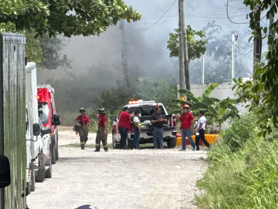 Tres posibles personas intoxicadas en bodega de deshechos peligro origina voraz incendio en Cancún