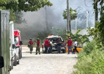 Tres posibles personas intoxicadas en bodega de deshechos peligro origina voraz incendio en Cancún