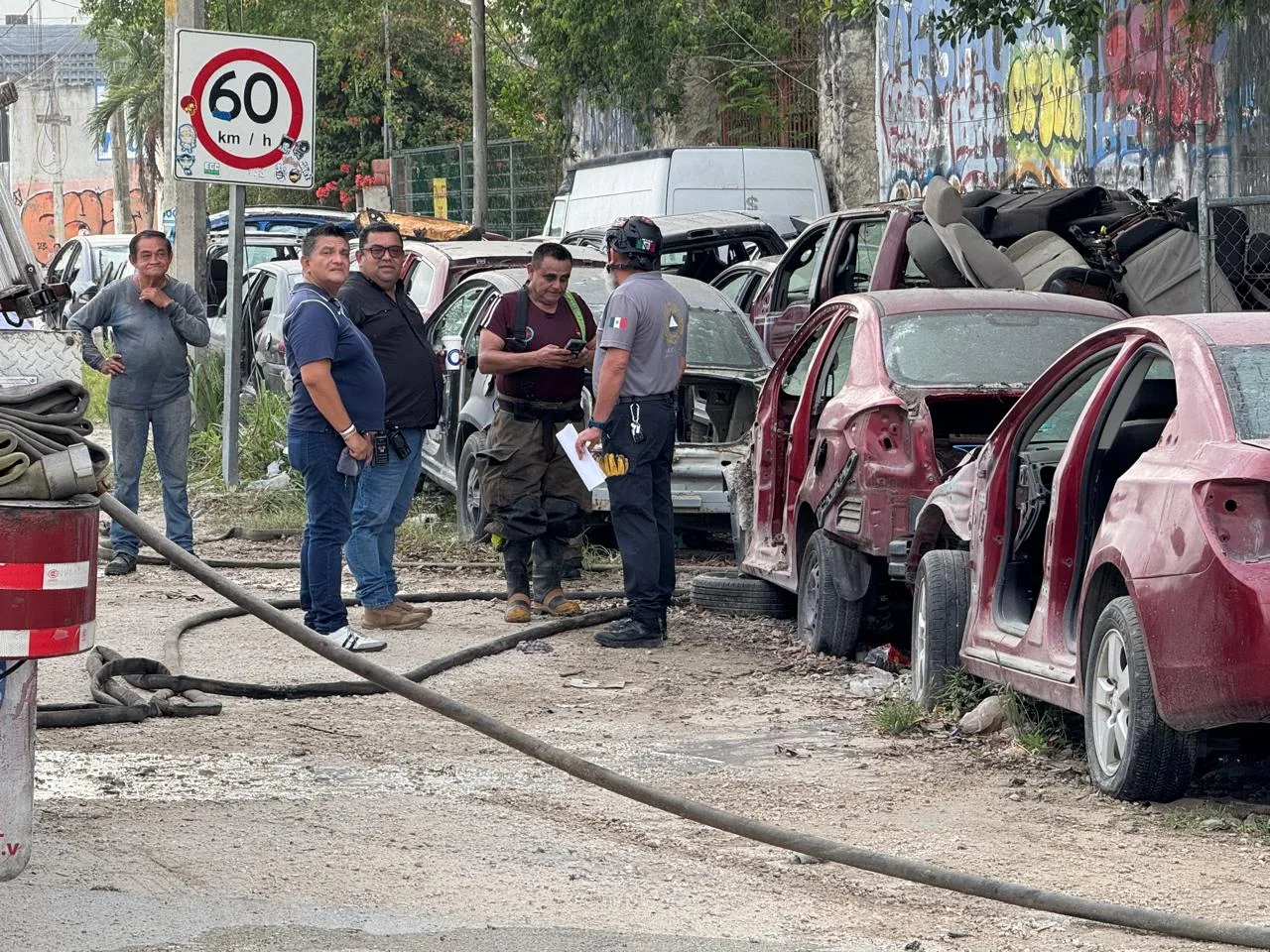 Fuego devora carros de deshuesadero en Cancún