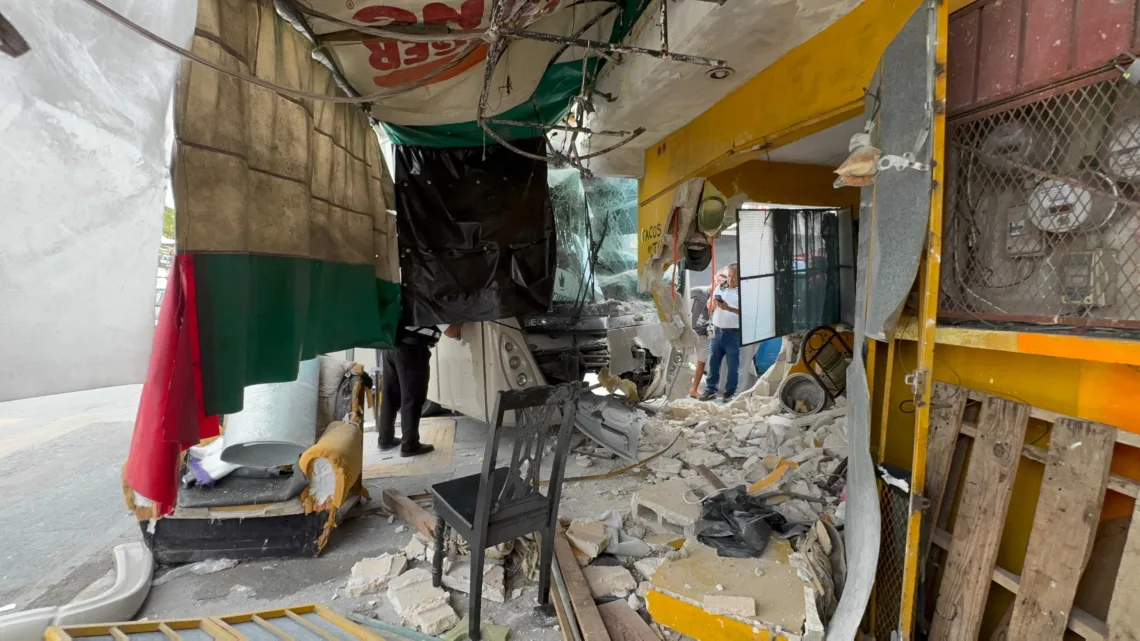 Autobús Del Valle transporte de personal se impacta contra vivienda en la SM 73; no hubo lesionados
