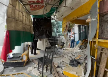 Autobús Del Valle transporte de personal se impacta contra vivienda en la SM 73; no hubo lesionados