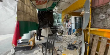 Autobús Del Valle transporte de personal se impacta contra vivienda en la SM 73; no hubo lesionados